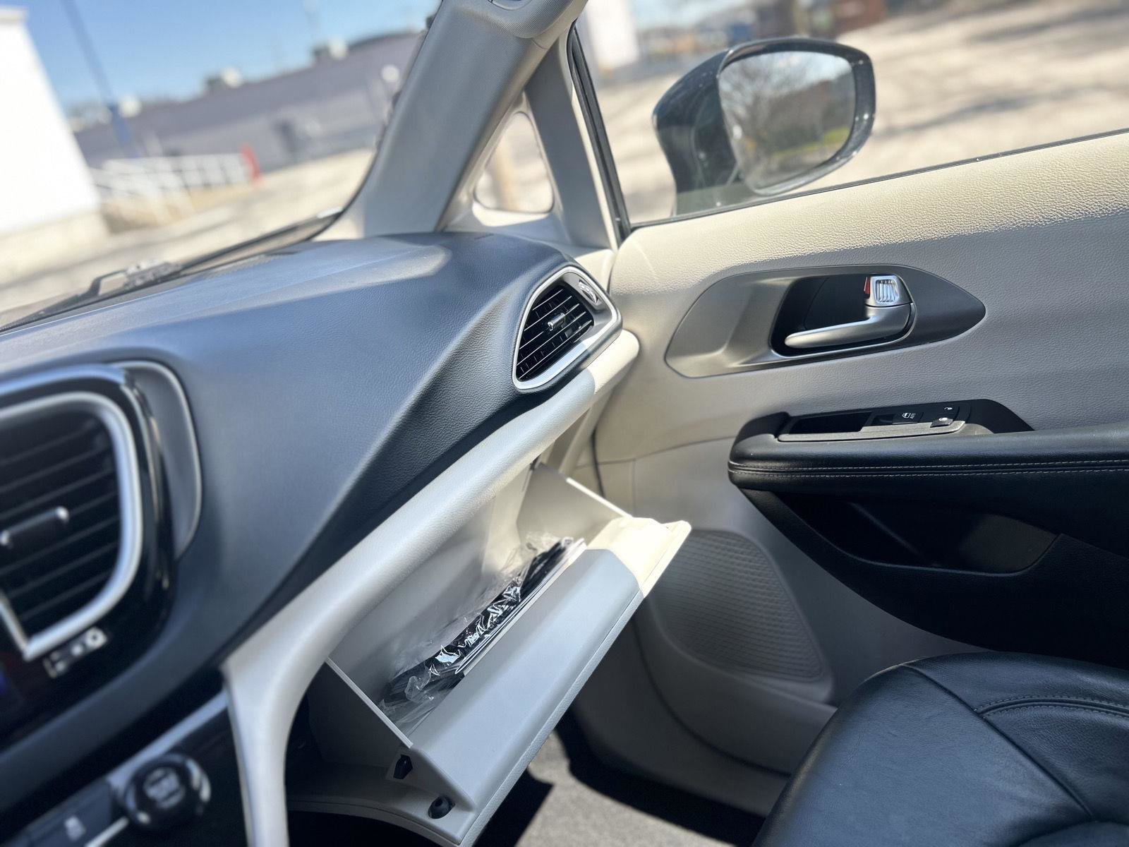 Used 2022 Chrysler Pacifica Touring-L FWD image 18