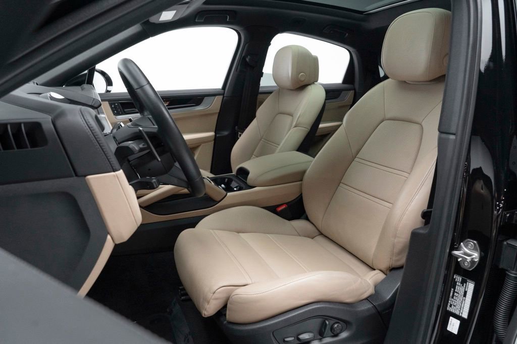 Used 2024 Porsche Cayenne Coupe image 3
