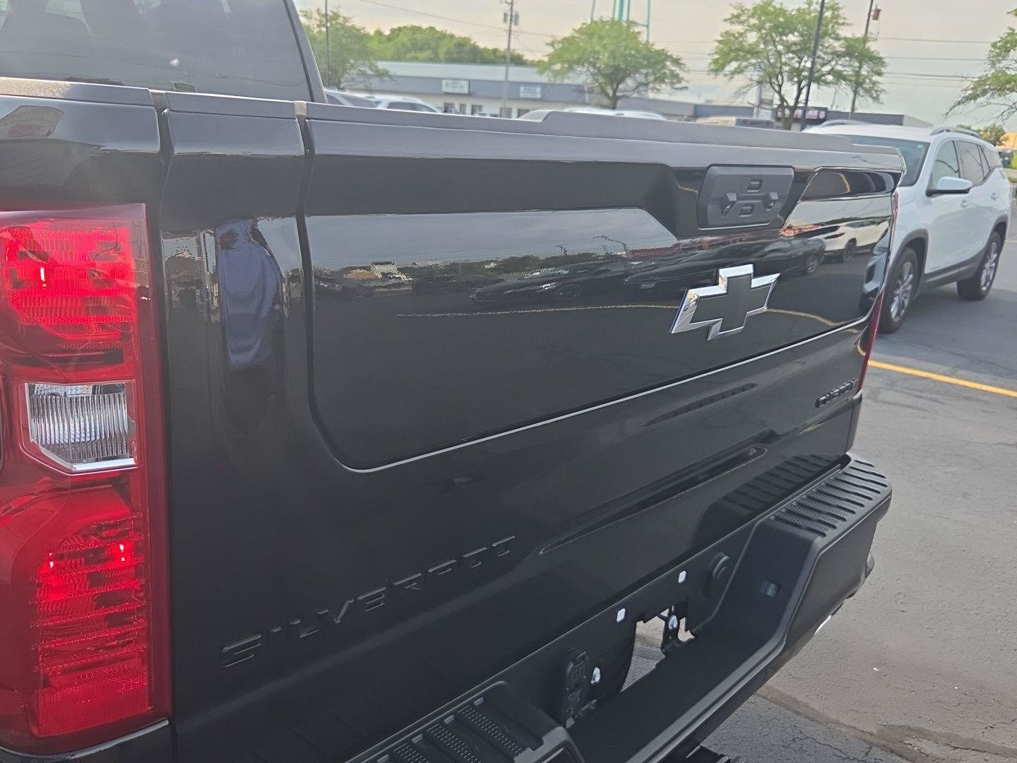 Used 2023 Chevrolet Silverado 1500 Custom Trail Boss w/ LPO, Dark Essentials Package AWD/4WD image 6
