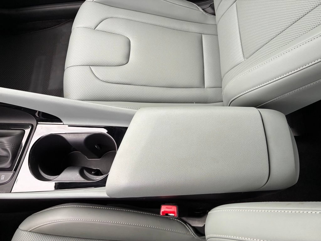 Used 2025 Hyundai Elantra Limited FWD image 36
