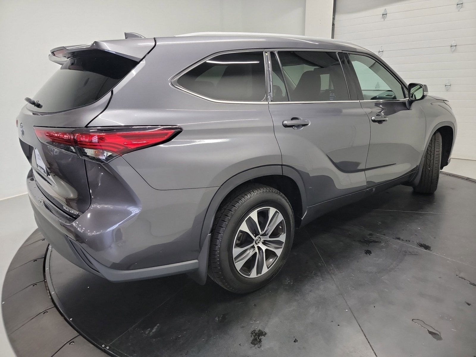 Used 2022 Toyota Highlander XLE AWD/4WD image 9