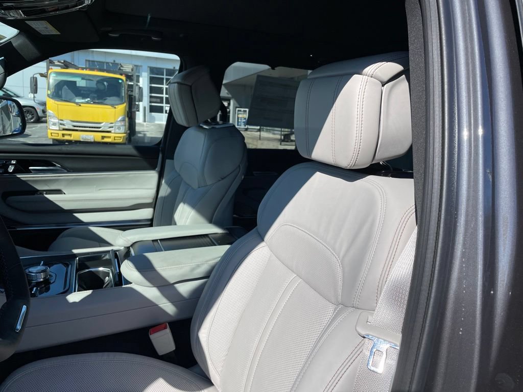 New 2026 Jeep Grand Wagoneer Summit w/ Premium Group III AWD/4WD image 13