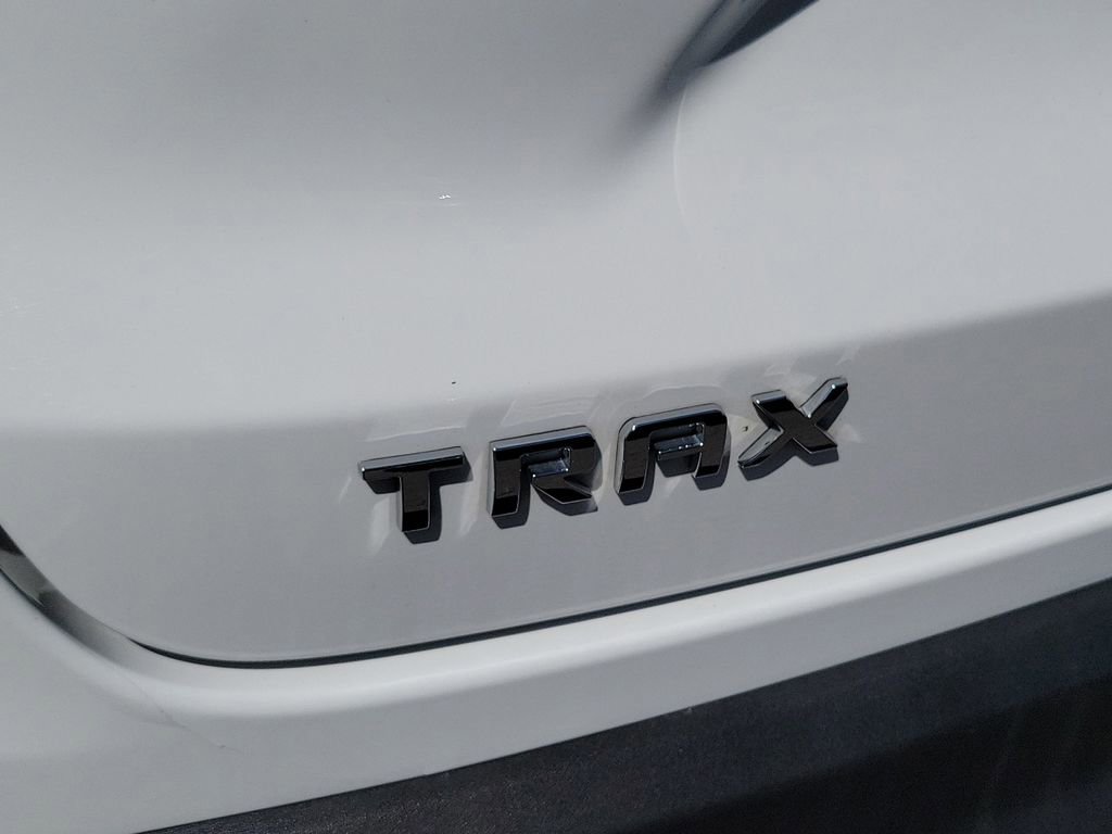 Used 2025 Chevrolet Trax LT FWD image 7