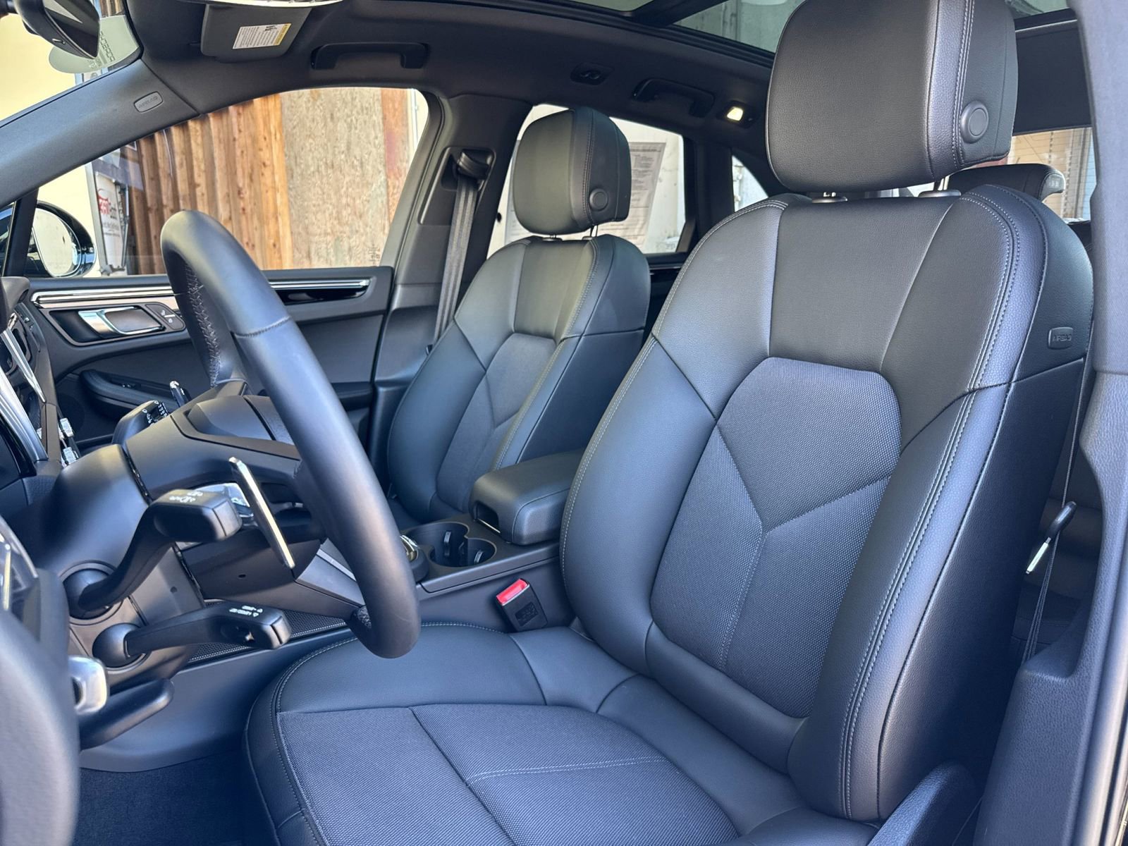 Certified 2025 Porsche Macan image 5