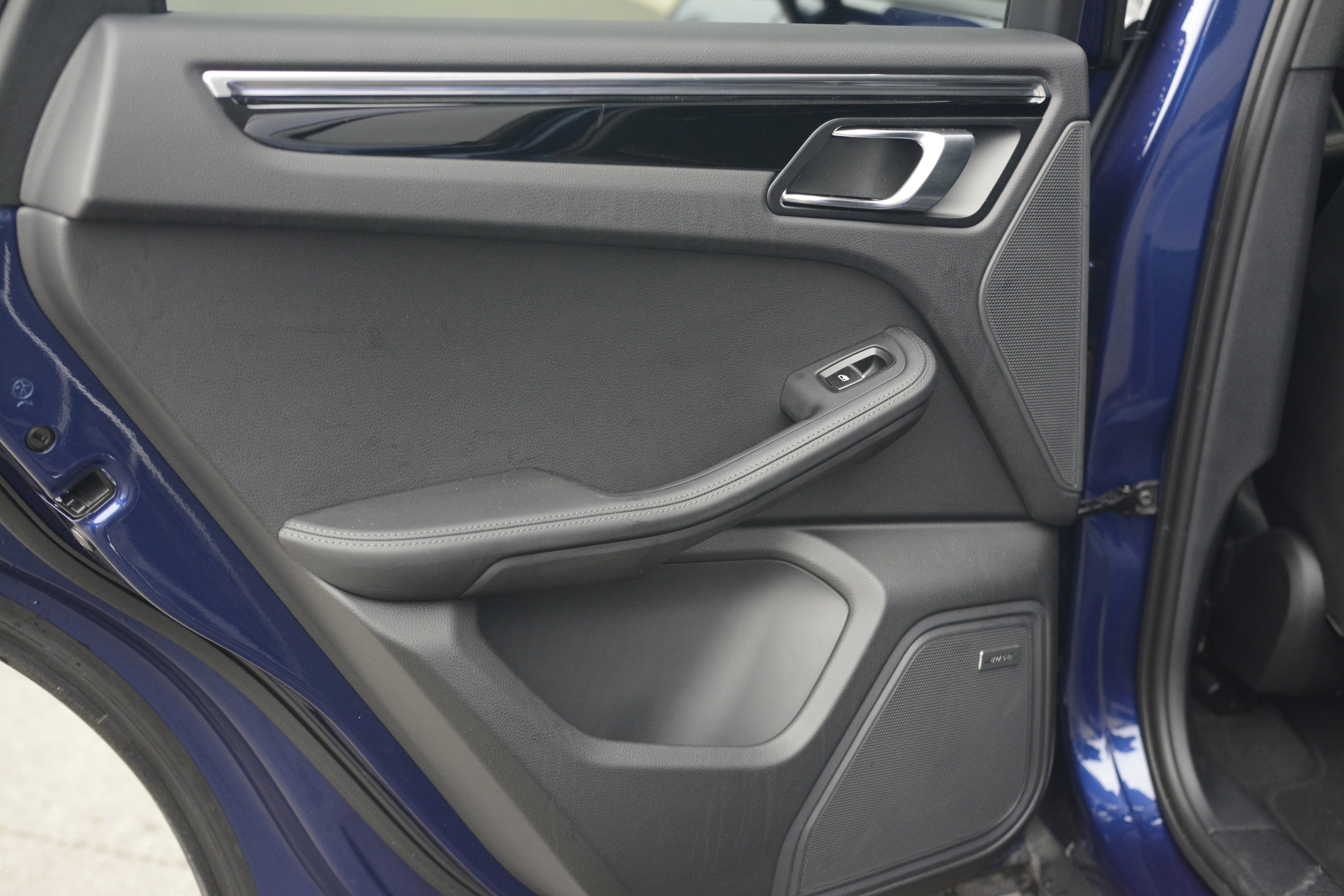 Certified 2025 Porsche Macan AWD/4WD image 30