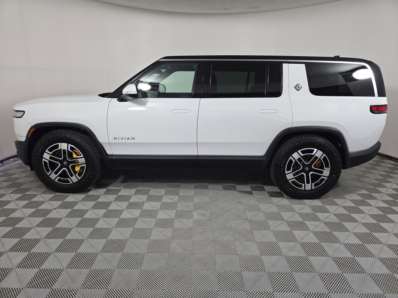 Used 2022 Rivian R1S Launch Edition image 2