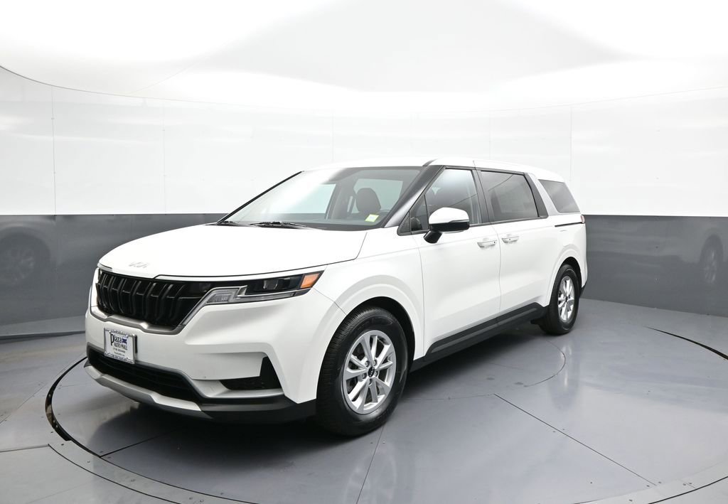 Used 2024 Kia Carnival LX FWD image 1