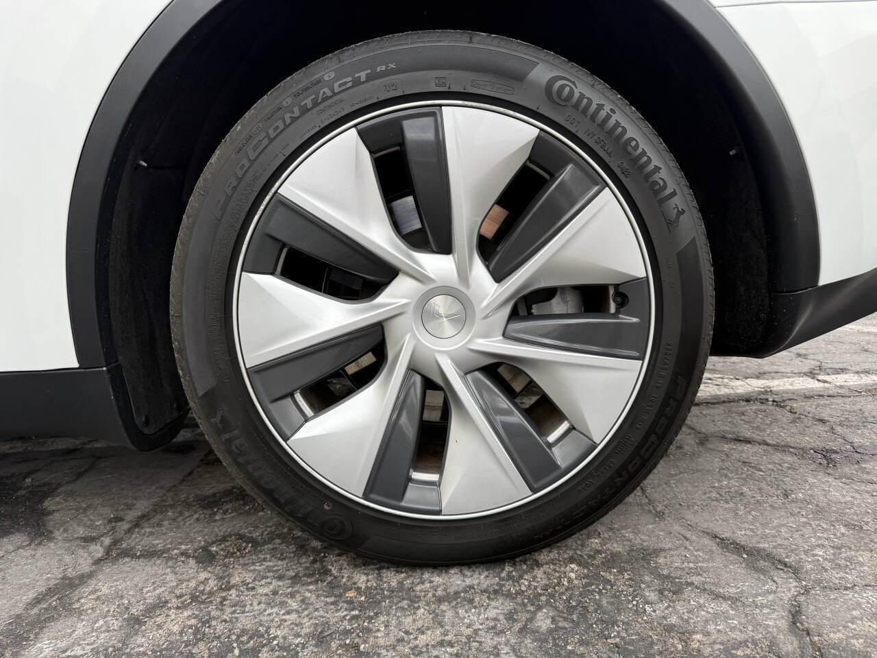 Used 2023 Tesla Model Y Long Range AWD/4WD image 32