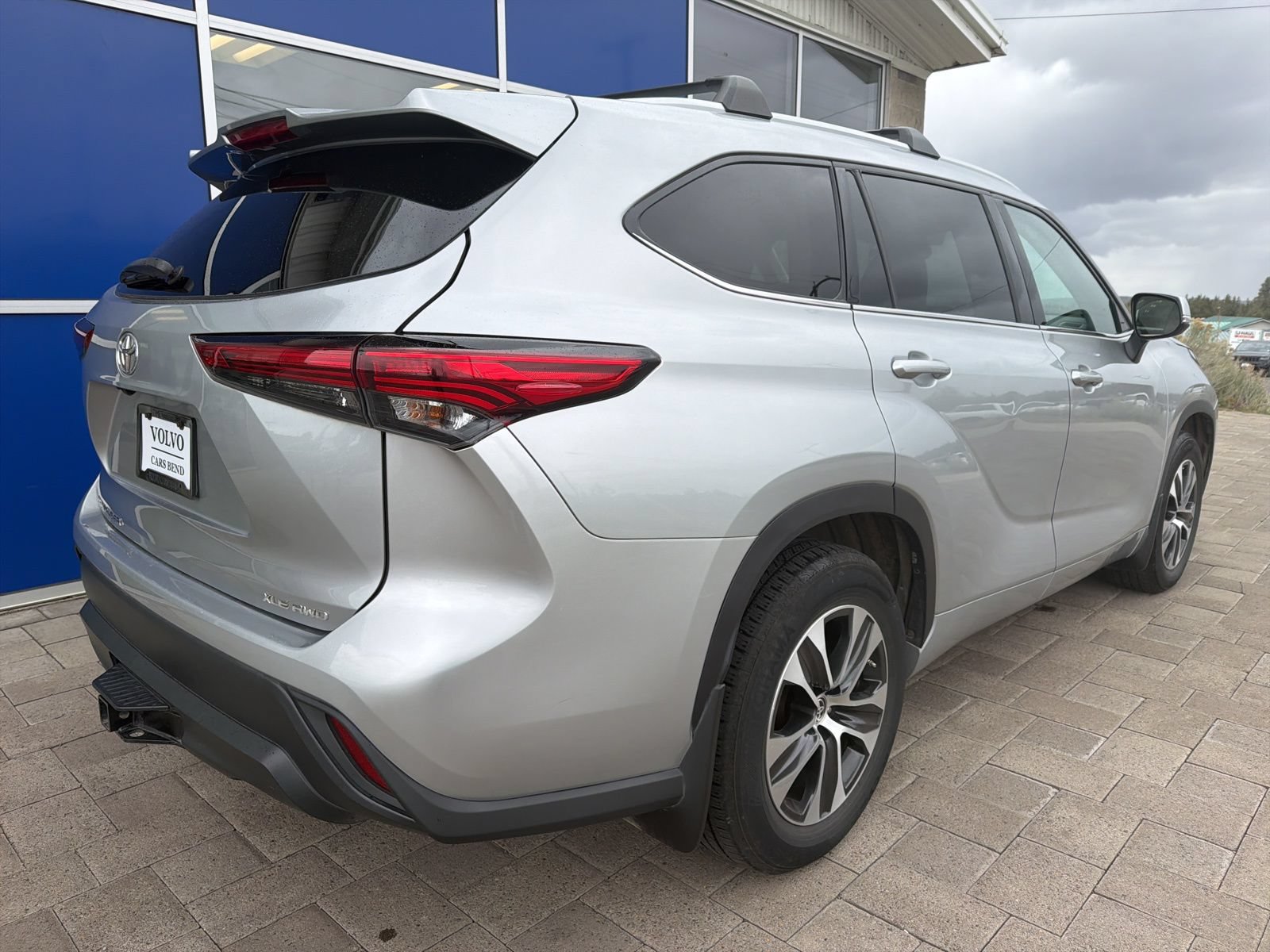 Used 2022 Toyota Highlander XLE AWD/4WD image 7