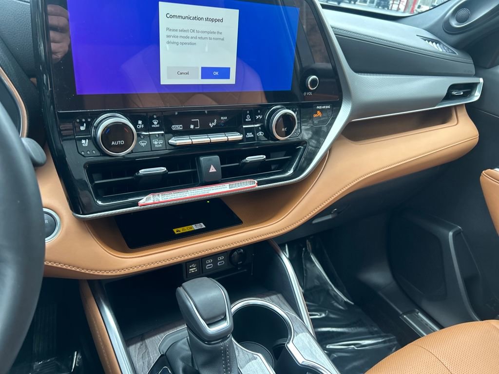 Certified 2025 Toyota Highlander Platinum image 11