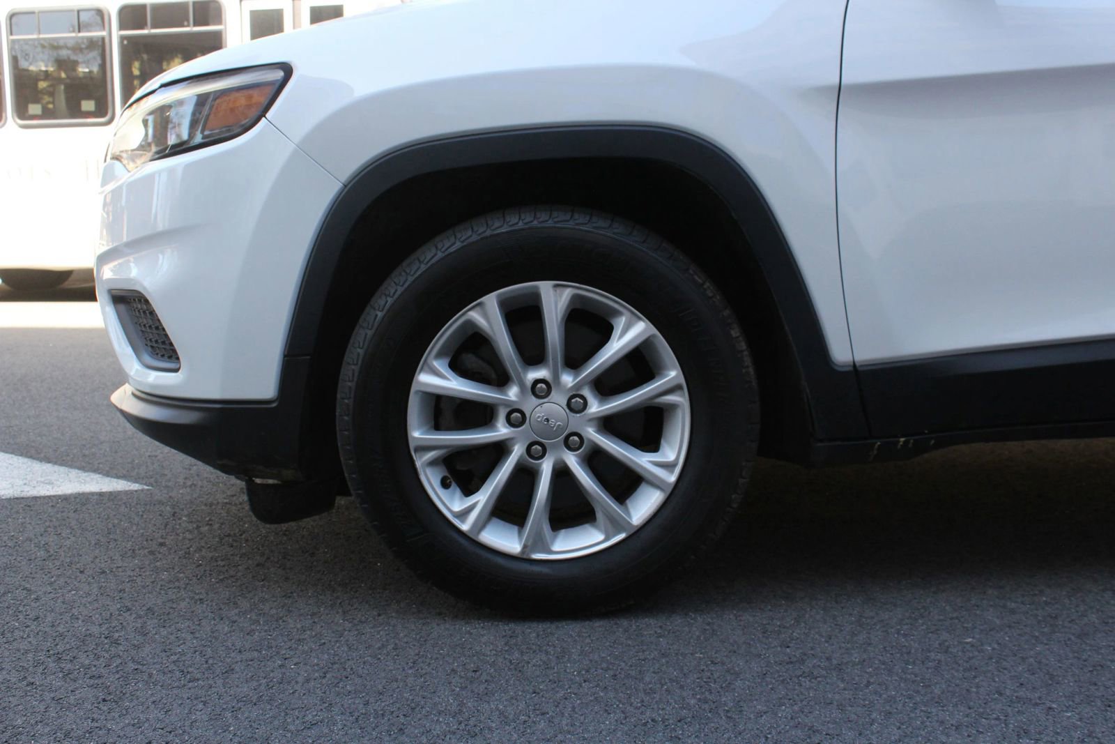Used 2020 Jeep Cherokee Latitude FWD image 11