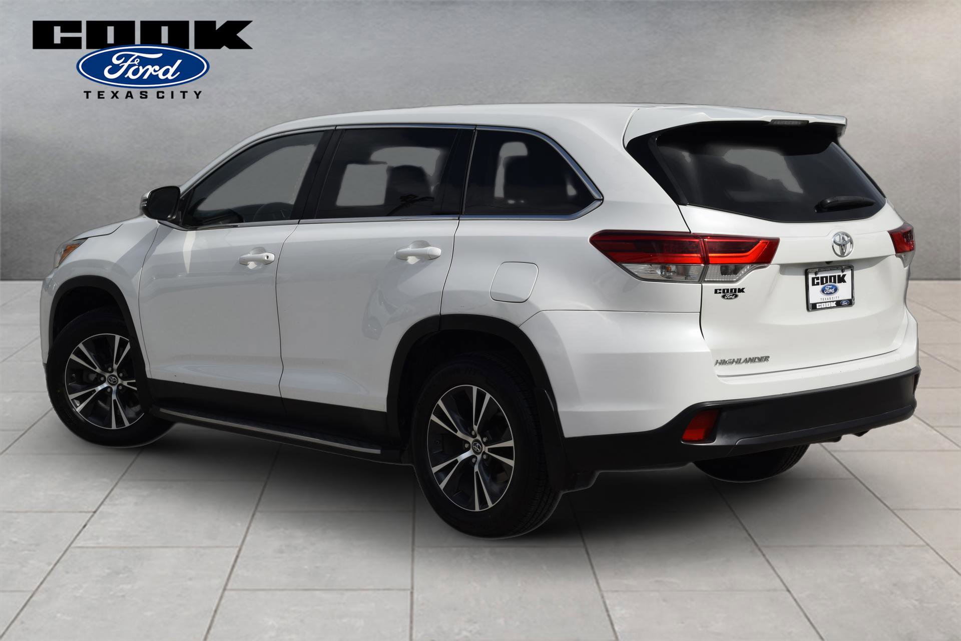 Used 2019 Toyota Highlander LE FWD image 4