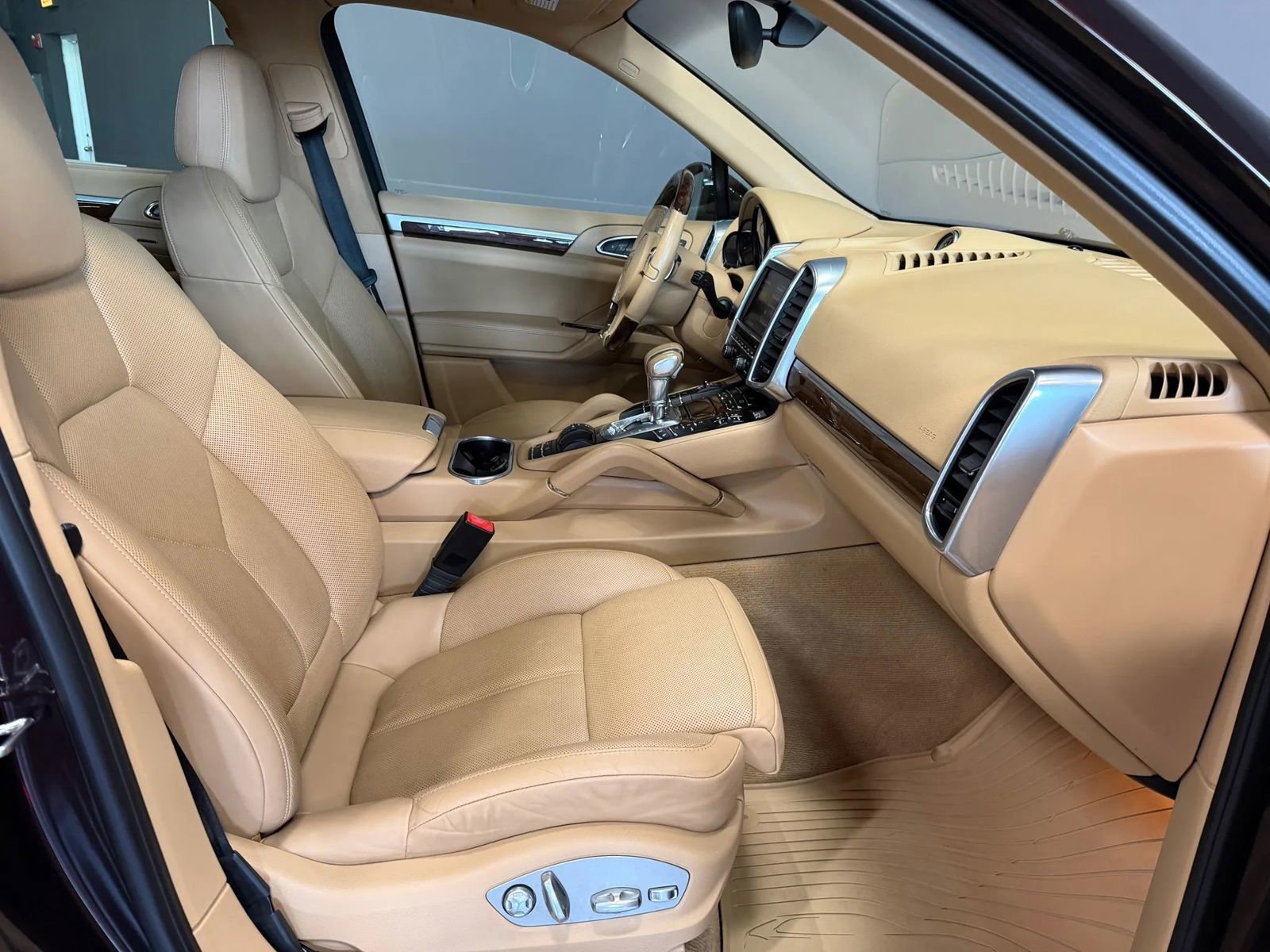 Used 2014 Porsche Cayenne Platinum Edition AWD/4WD image 18