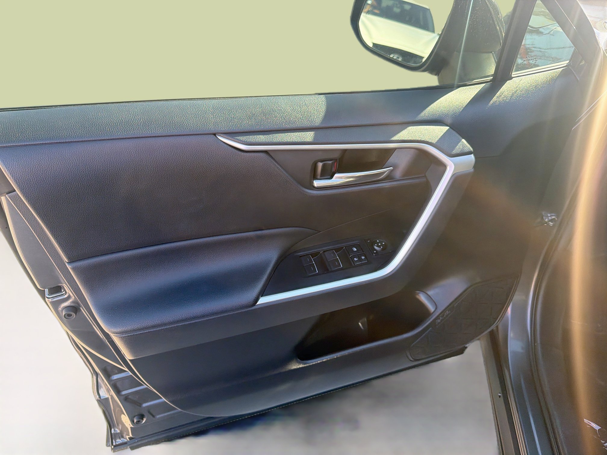 Used 2022 Toyota RAV4 XLE w/ Convenience Package FWD image 15