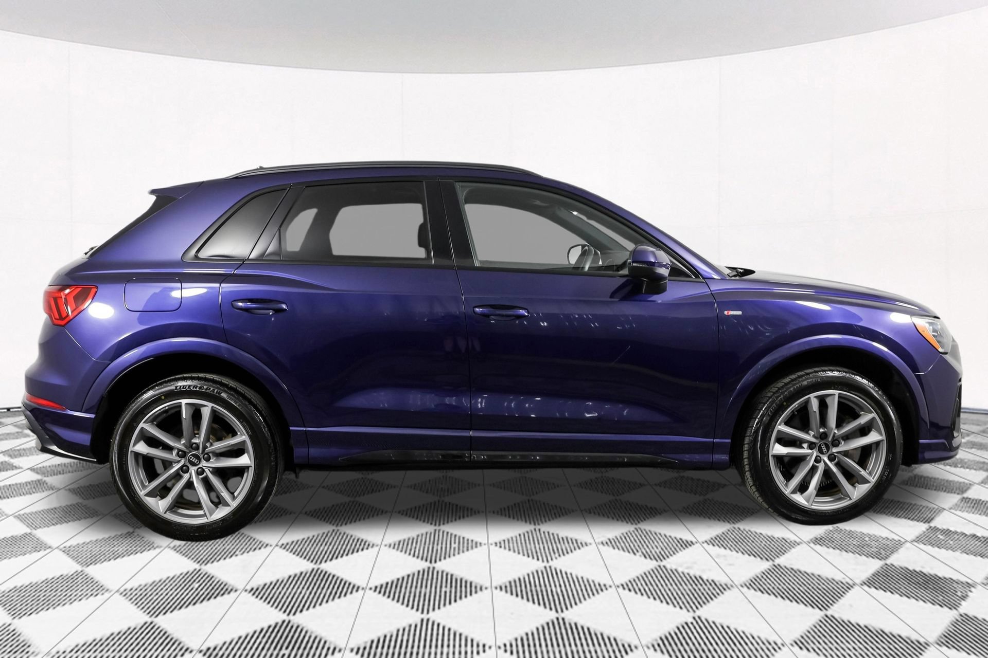 Used 2022 Audi Q3 2.0T Premium w/ Black Optic Sport Package AWD/4WD image 16