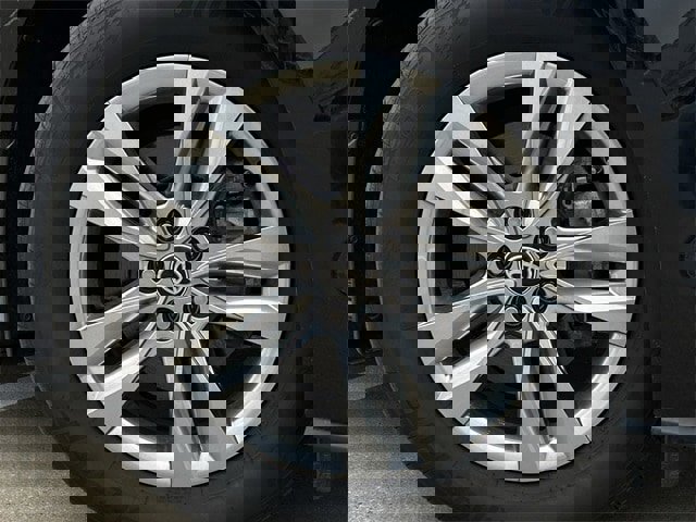 Used 2024 Toyota Sienna Limited image 11