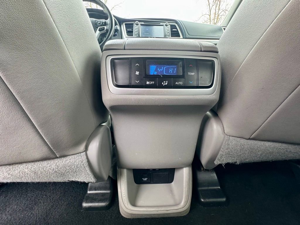 Used 2018 Toyota Highlander Limited image 19