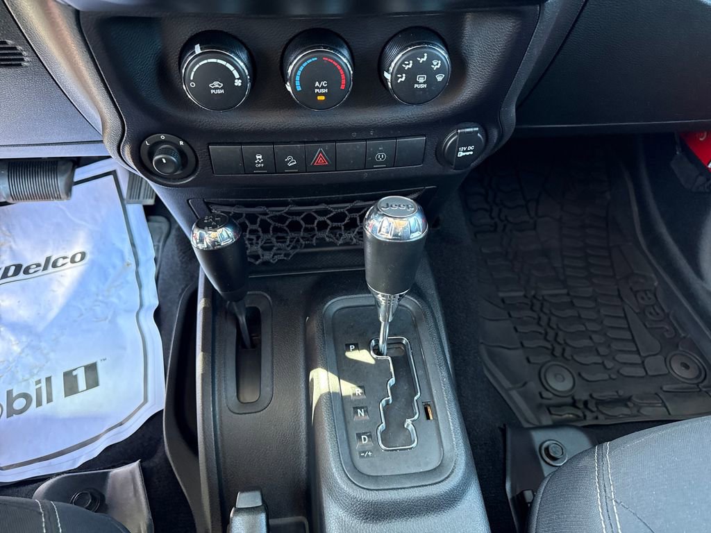 Used 2015 Jeep Wrangler Unlimited Rubicon w/ Connectivity Group image 22