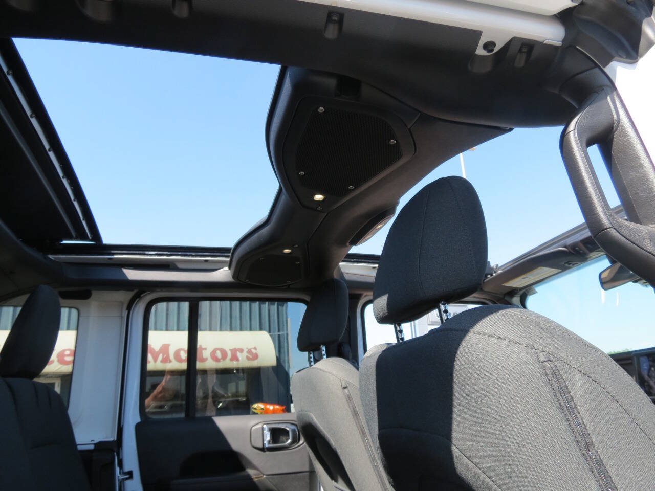 Used 2025 Jeep Wrangler Unlimited Sahara w/ Safety Group AWD/4WD image 9