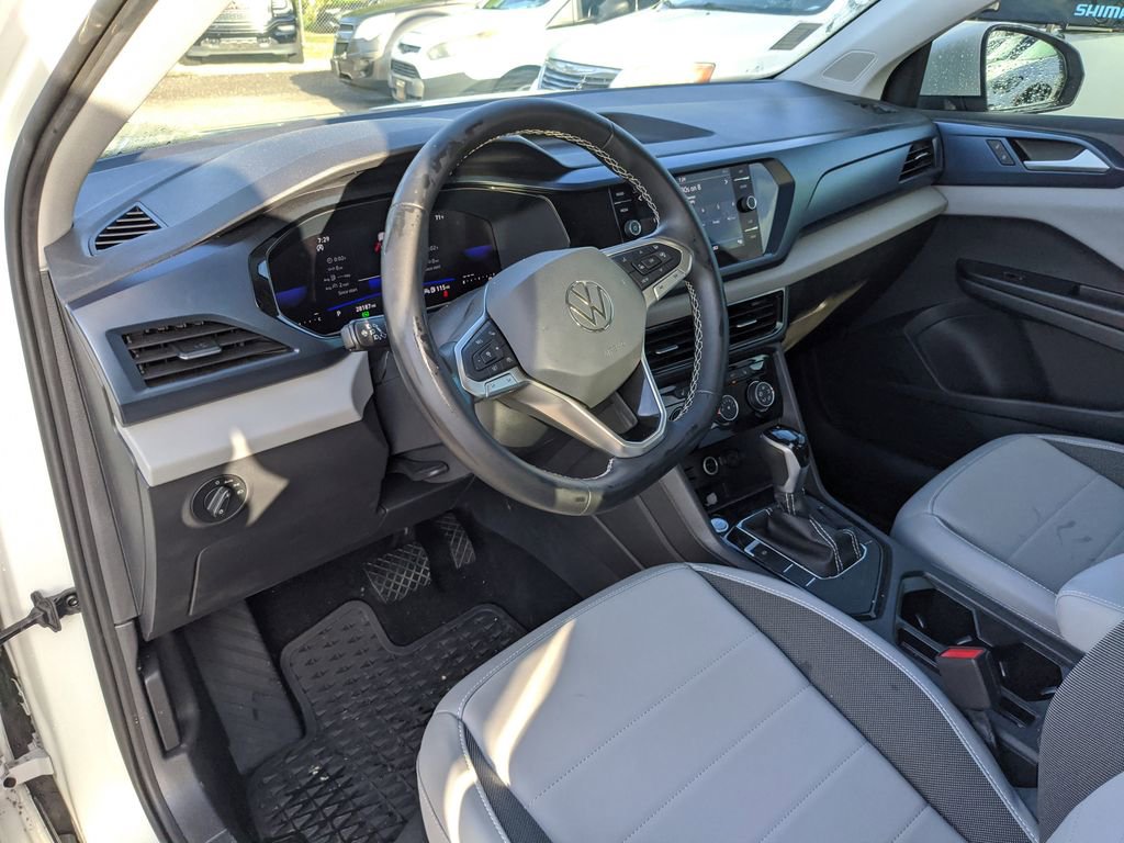 Used 2023 Volkswagen Taos SE w/ Panoramic Sunroof Package image 7