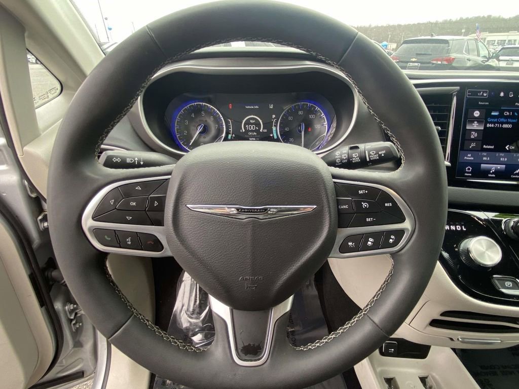 Used 2024 Chrysler Pacifica Touring-L image 18