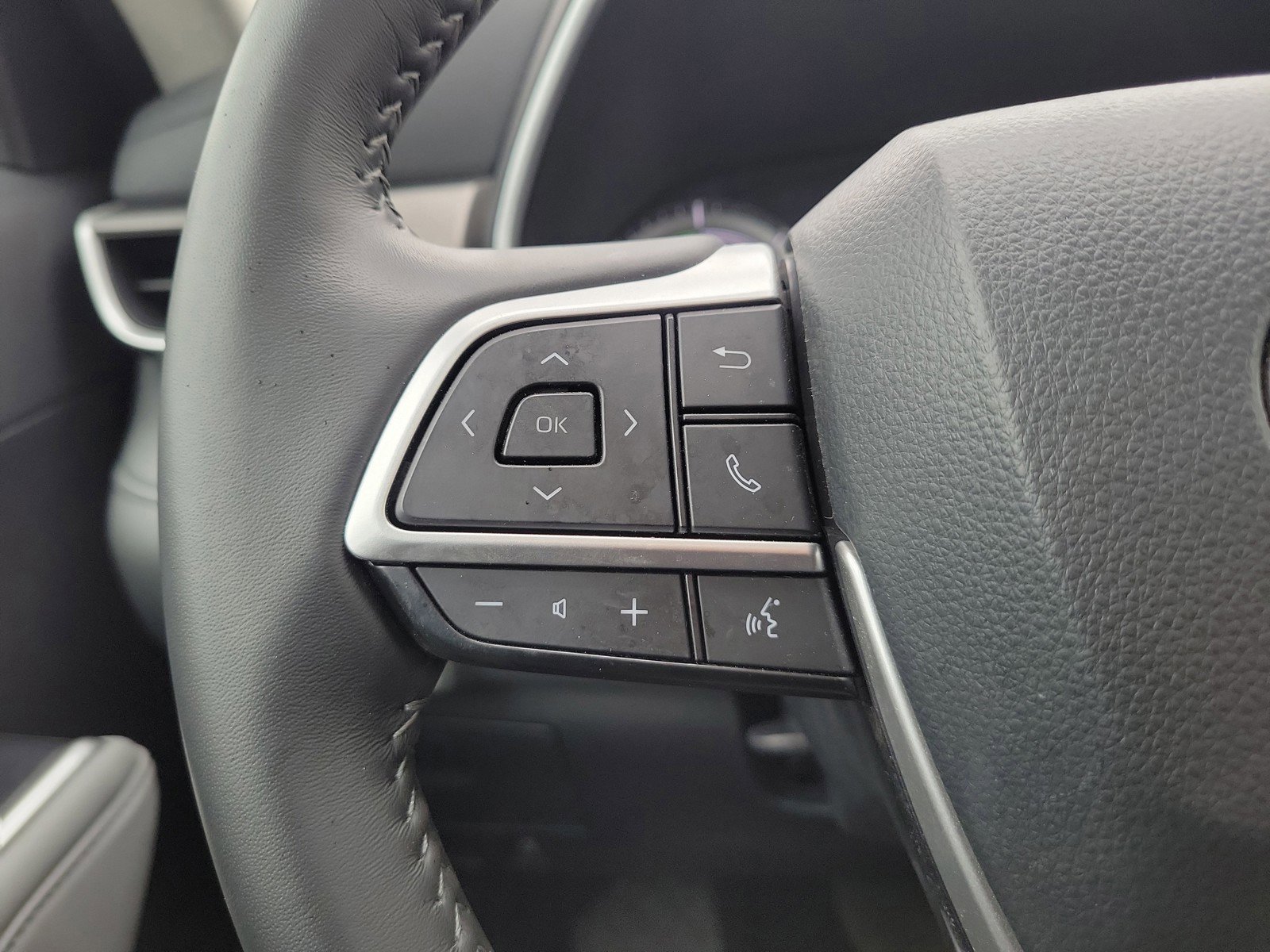 Used 2024 Toyota Highlander XLE AWD/4WD image 24