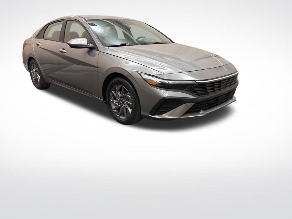 Used 2024 Hyundai Elantra SEL FWD image 3