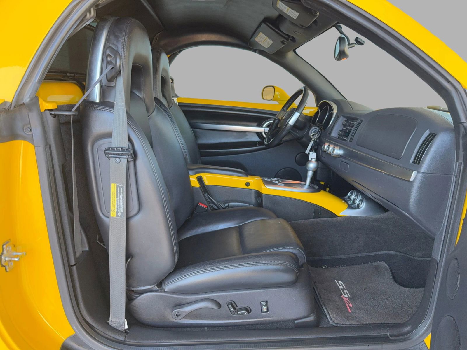Used 2004 Chevrolet SSR w/ Preferred Equipment Group RWD image 21
