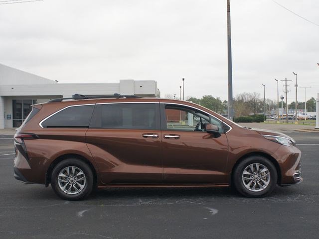 Used 2023 Toyota Sienna XLE image 19