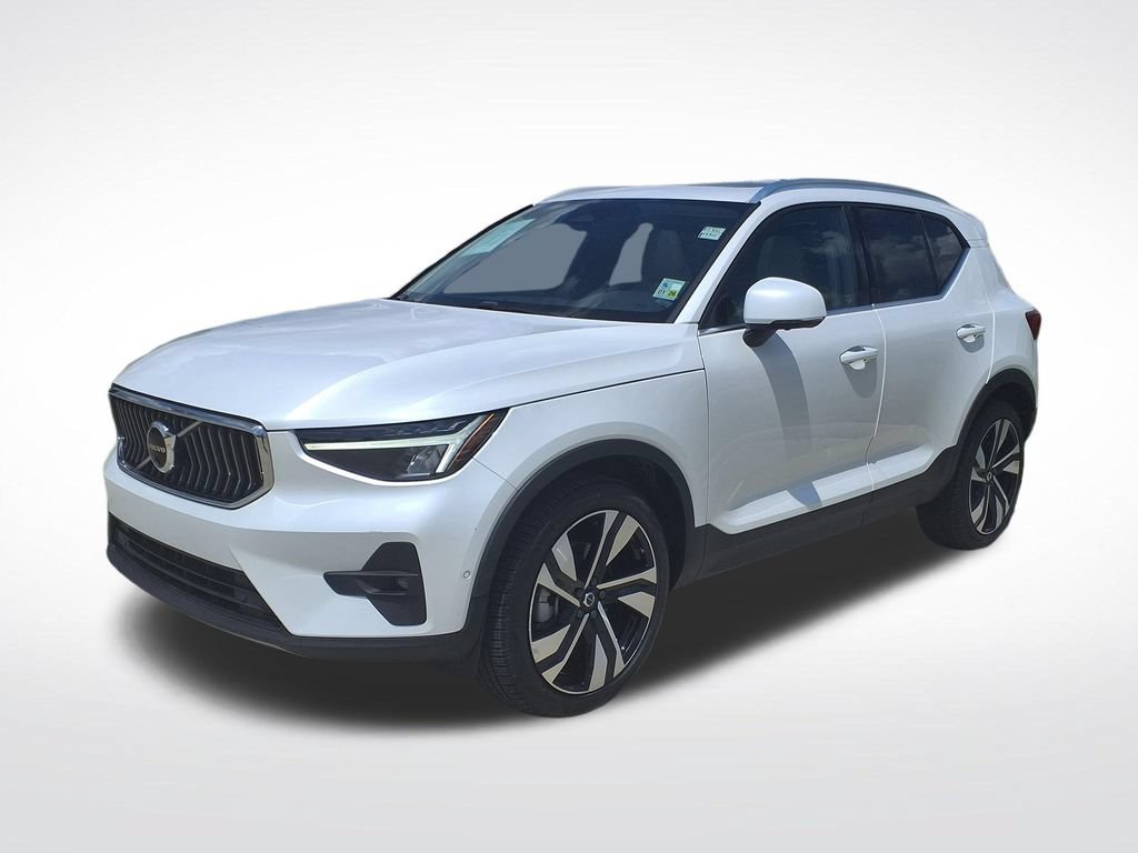 Used 2024 Volvo XC40 B5 Plus AWD/4WD image 4