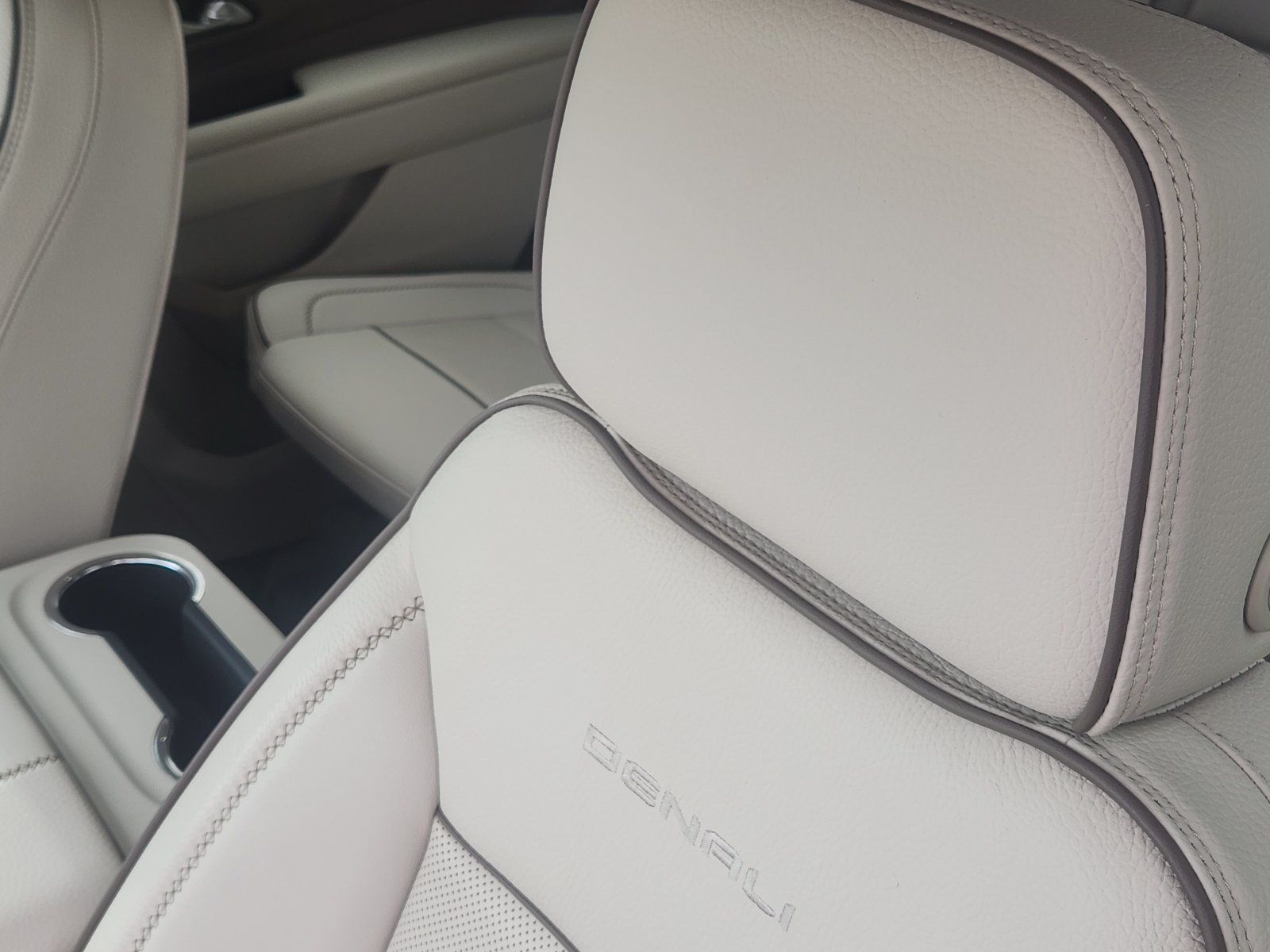 Used 2022 GMC Yukon Denali RWD image 18
