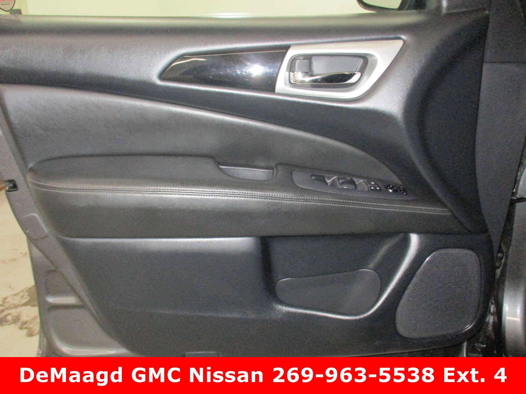 Used 2019 Nissan Pathfinder S image 11