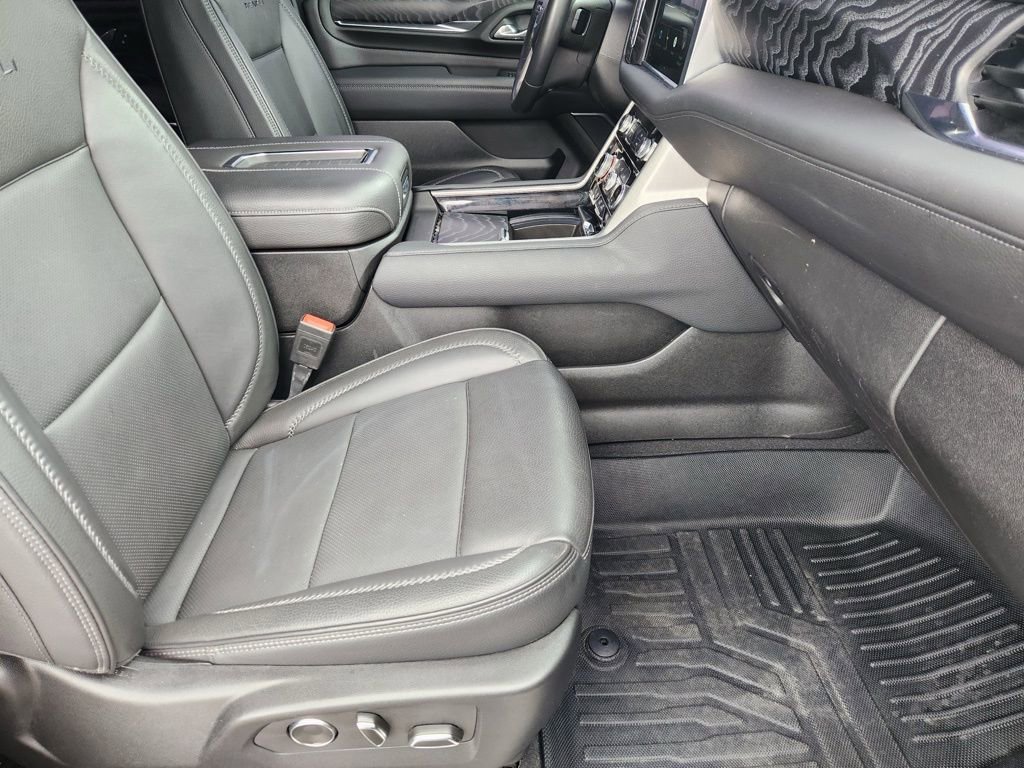 Used 2024 GMC Yukon Denali w/ Advanced Technology Package AWD/4WD image 4