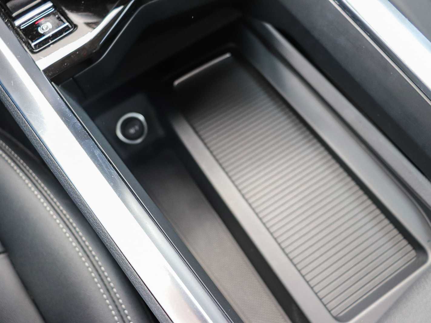 Used 2024 Audi Q8 e-tron Premium AWD/4WD image 21