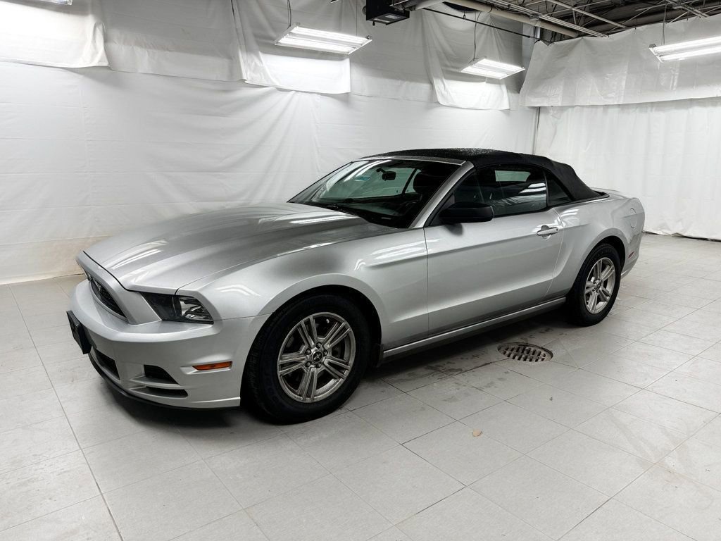 Used 2014 Ford Mustang Convertible image 3