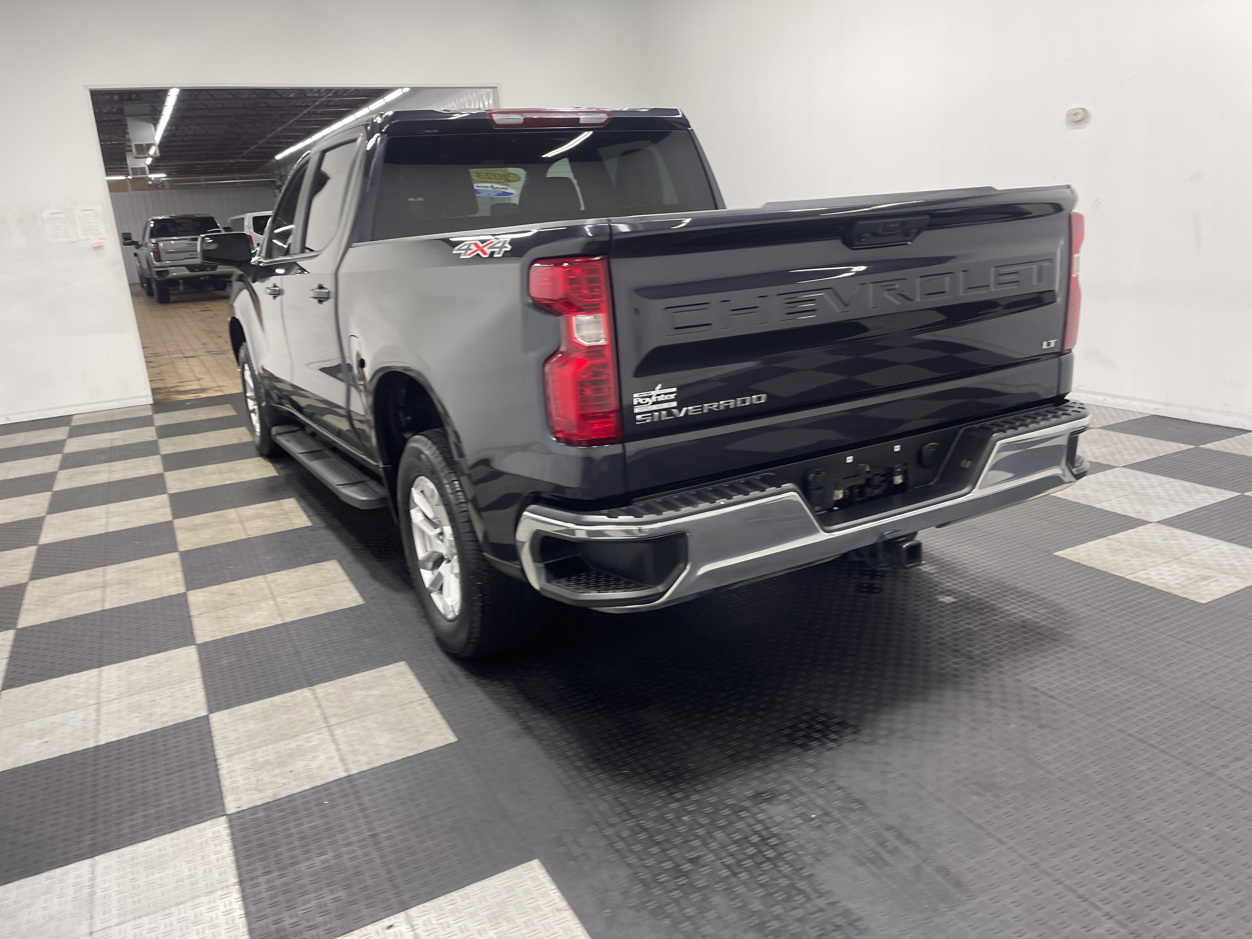 Used 2023 Chevrolet Silverado 1500 LT AWD/4WD image 2