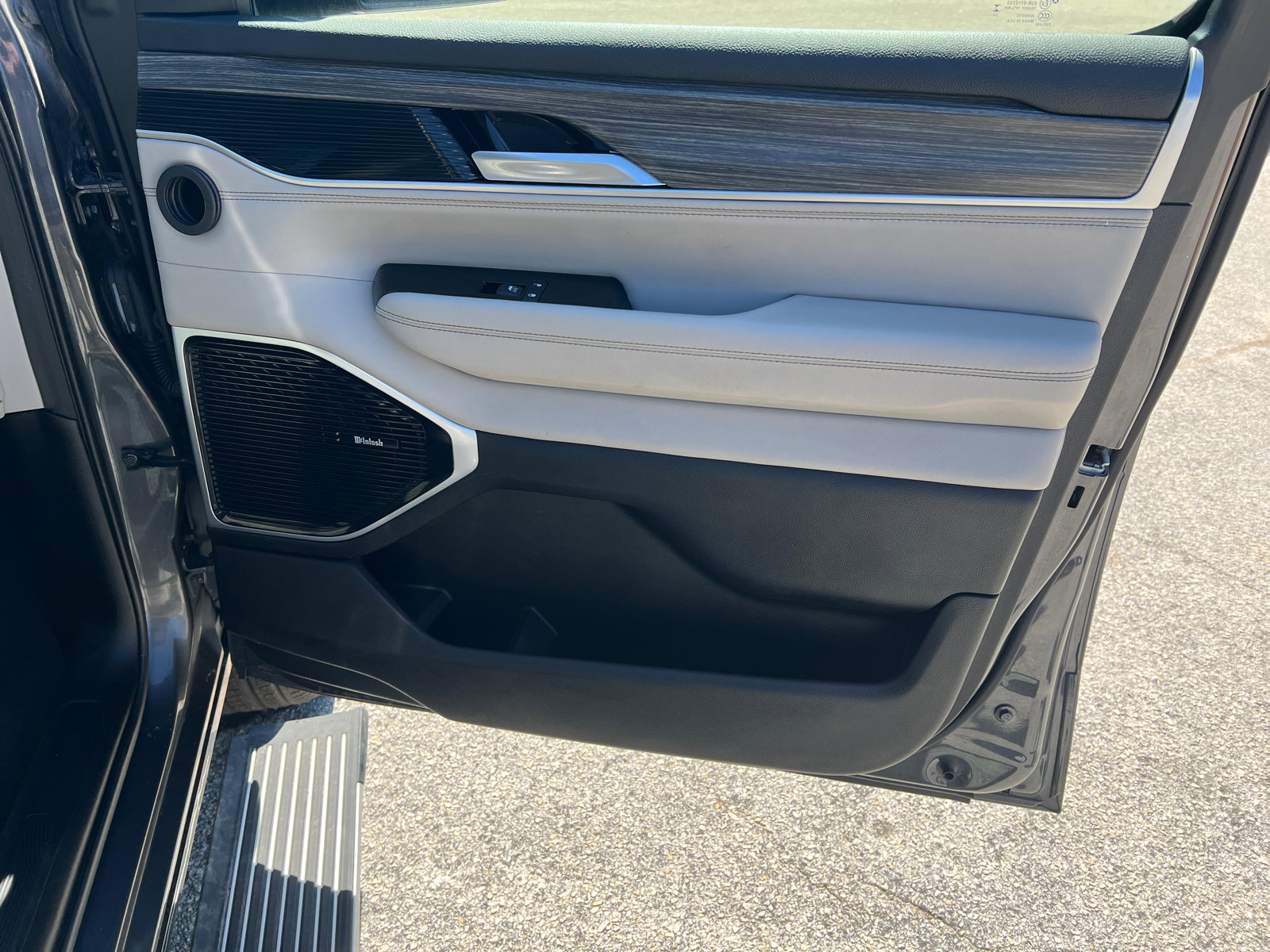 Used 2024 Jeep Wagoneer L Series III w/ Premium Group I image 17