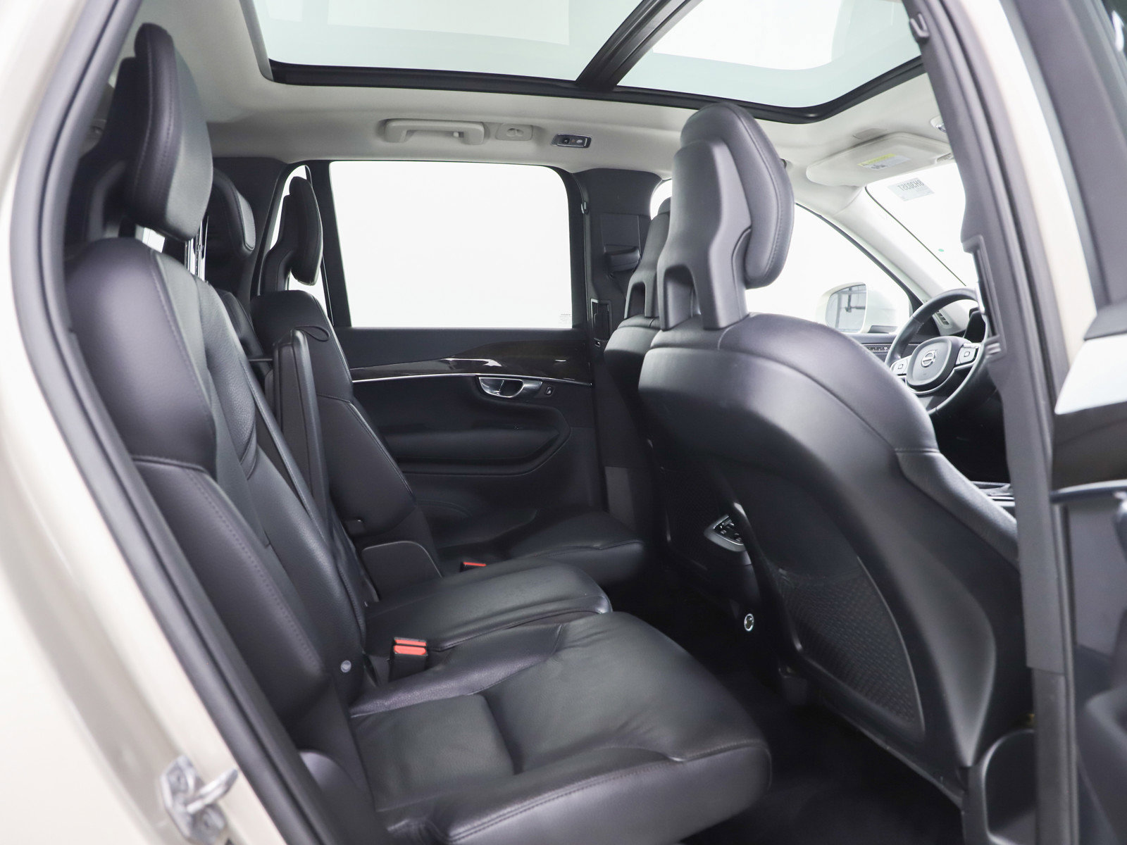 Used 2016 Volvo XC90 T6 Momentum w/ Momentum Plus Package AWD/4WD image 12