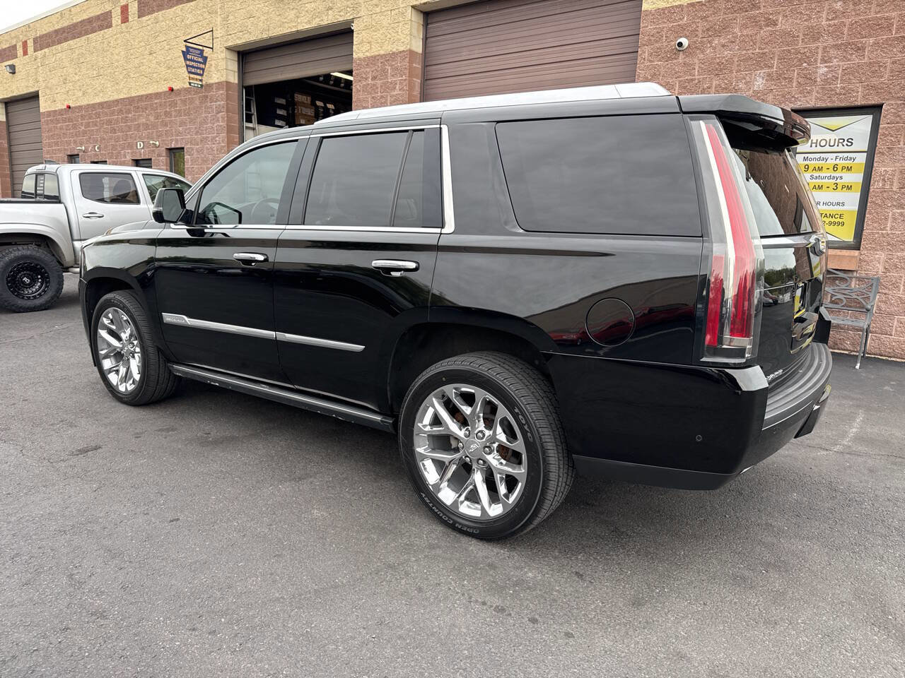 Used 2018 Cadillac Escalade Platinum AWD/4WD image 24