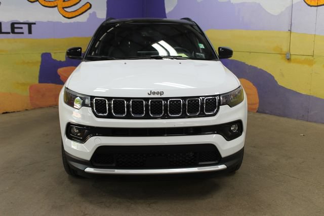 Used 2023 Jeep Compass Limited w/ Sun and Sound Group AWD/4WD image 3