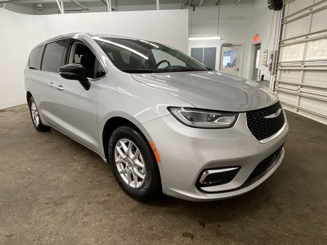 Used 2024 Chrysler Pacifica Touring-L FWD image 8