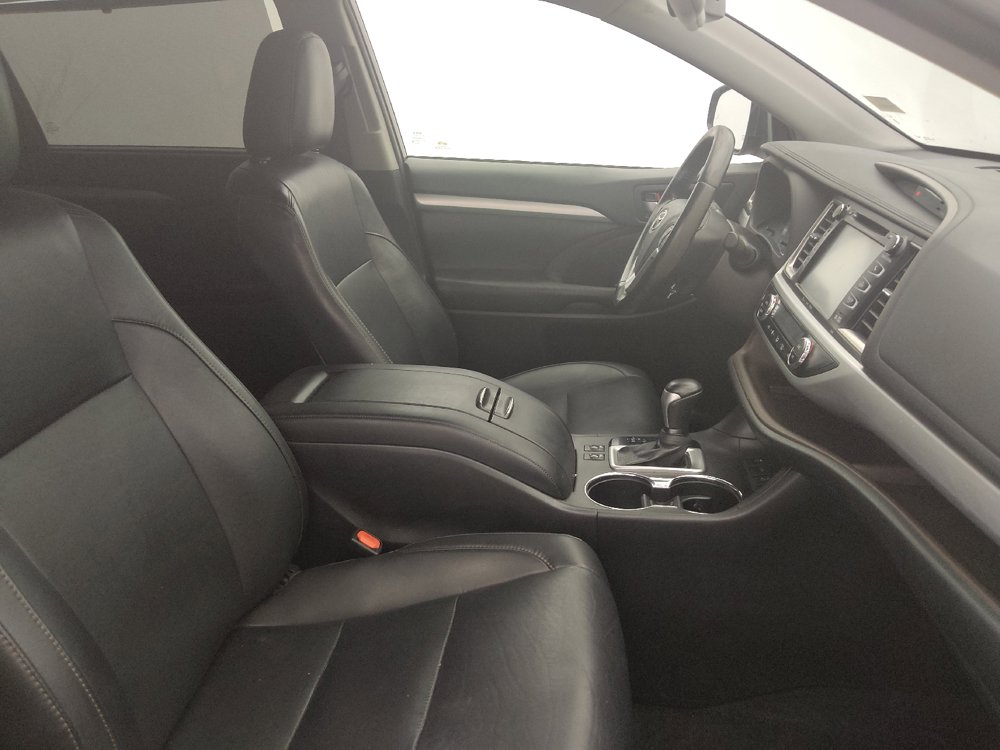 Used 2019 Toyota Highlander XLE AWD/4WD image 21