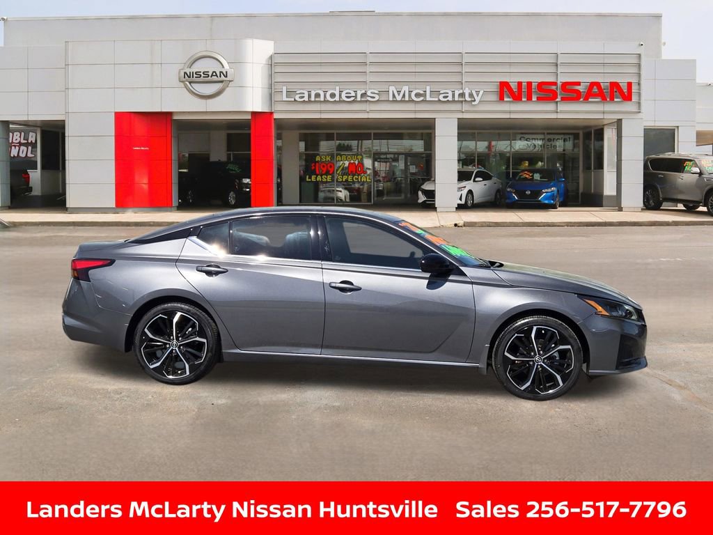 Used 2025 Nissan Altima 2.5 SR w/ SR Premium Package image 2