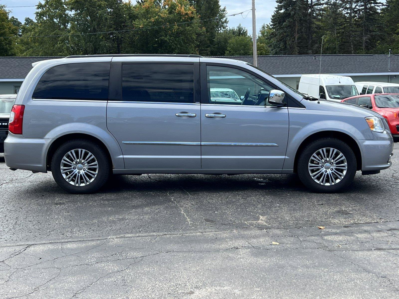 Used 2014 Chrysler Town & Country Touring-L w/ Driver Convenience Group FWD image 41