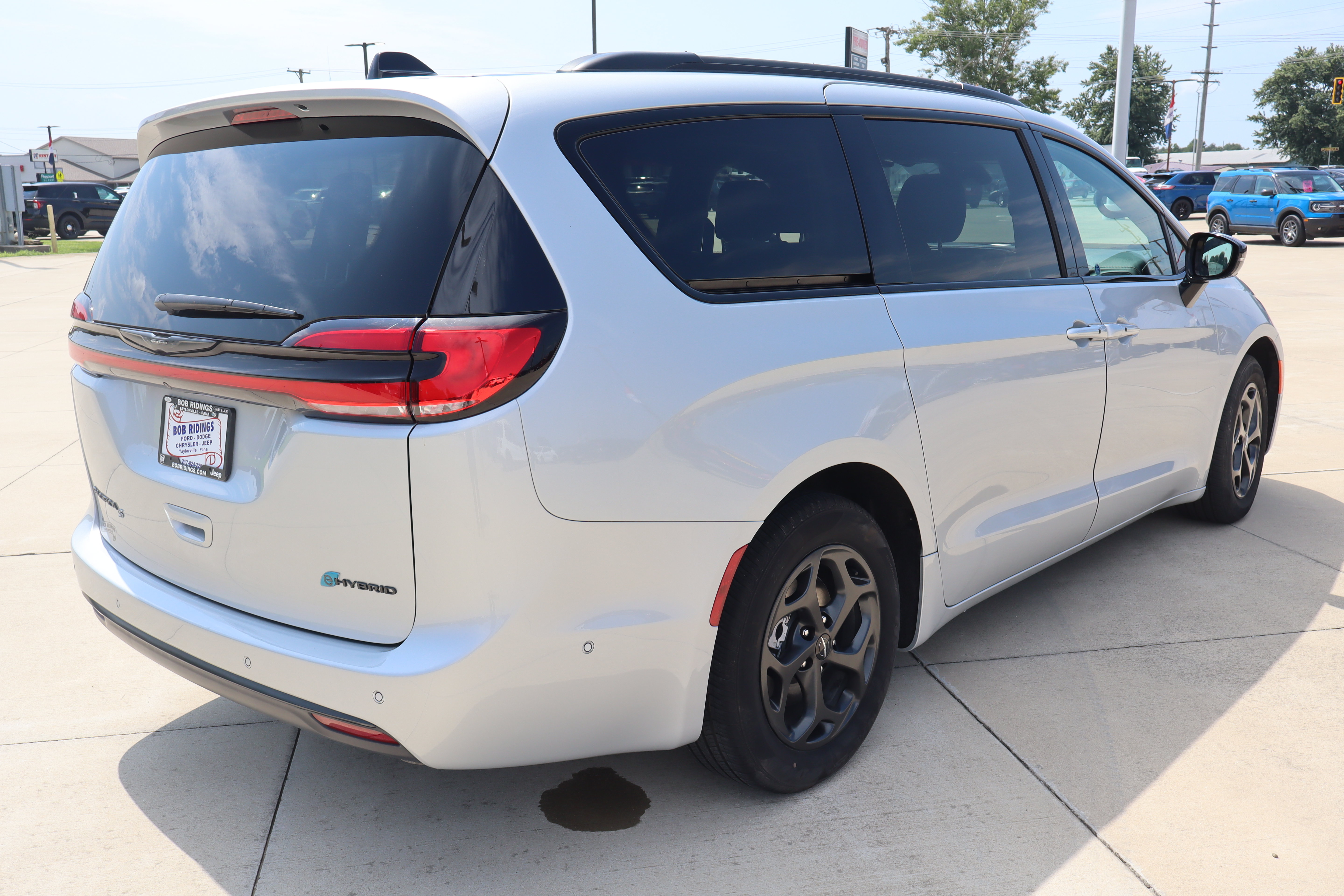 Used 2024 Chrysler Pacifica Premium FWD image 5