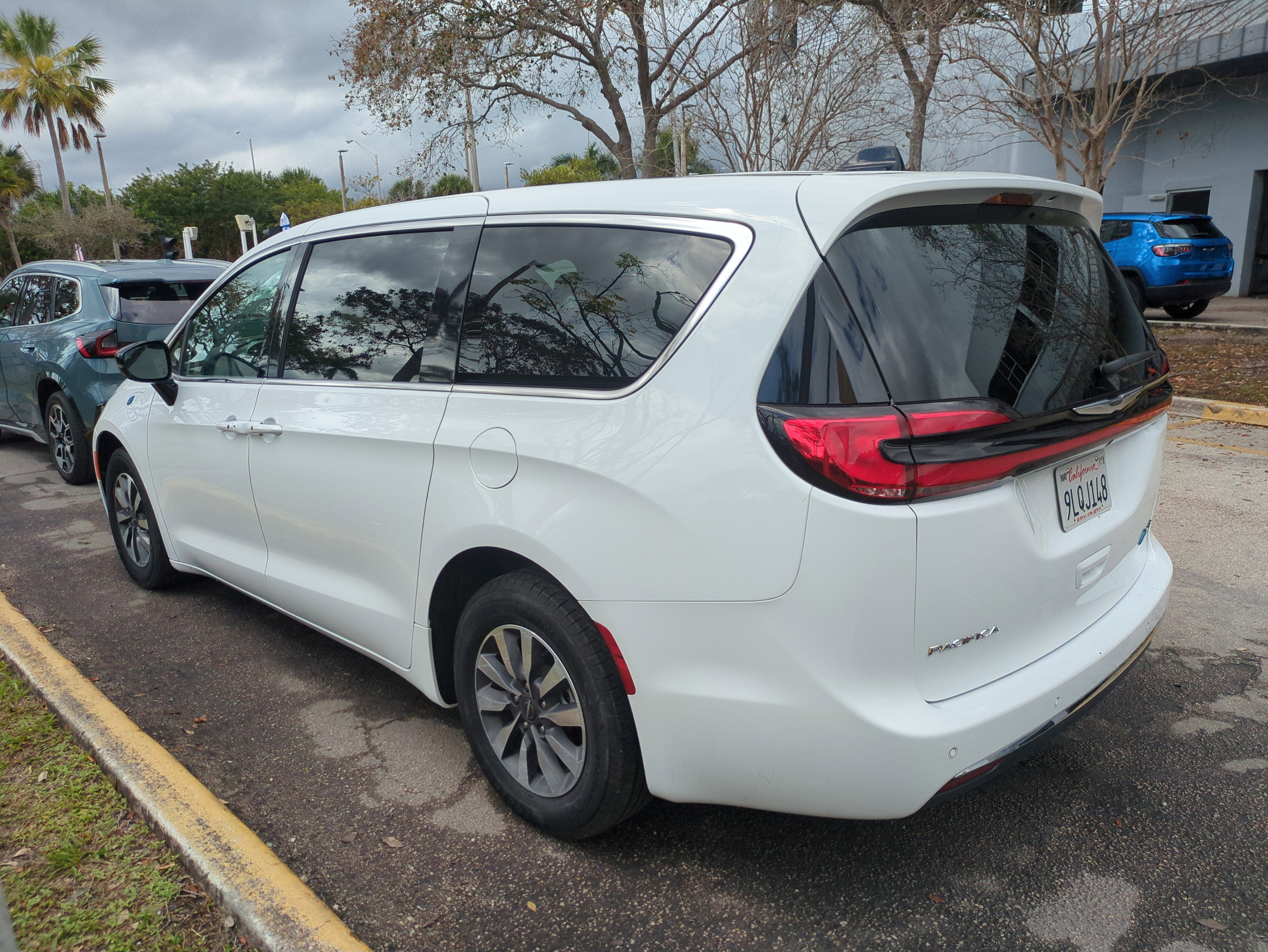 Certified 2024 Chrysler Pacifica Select image 7