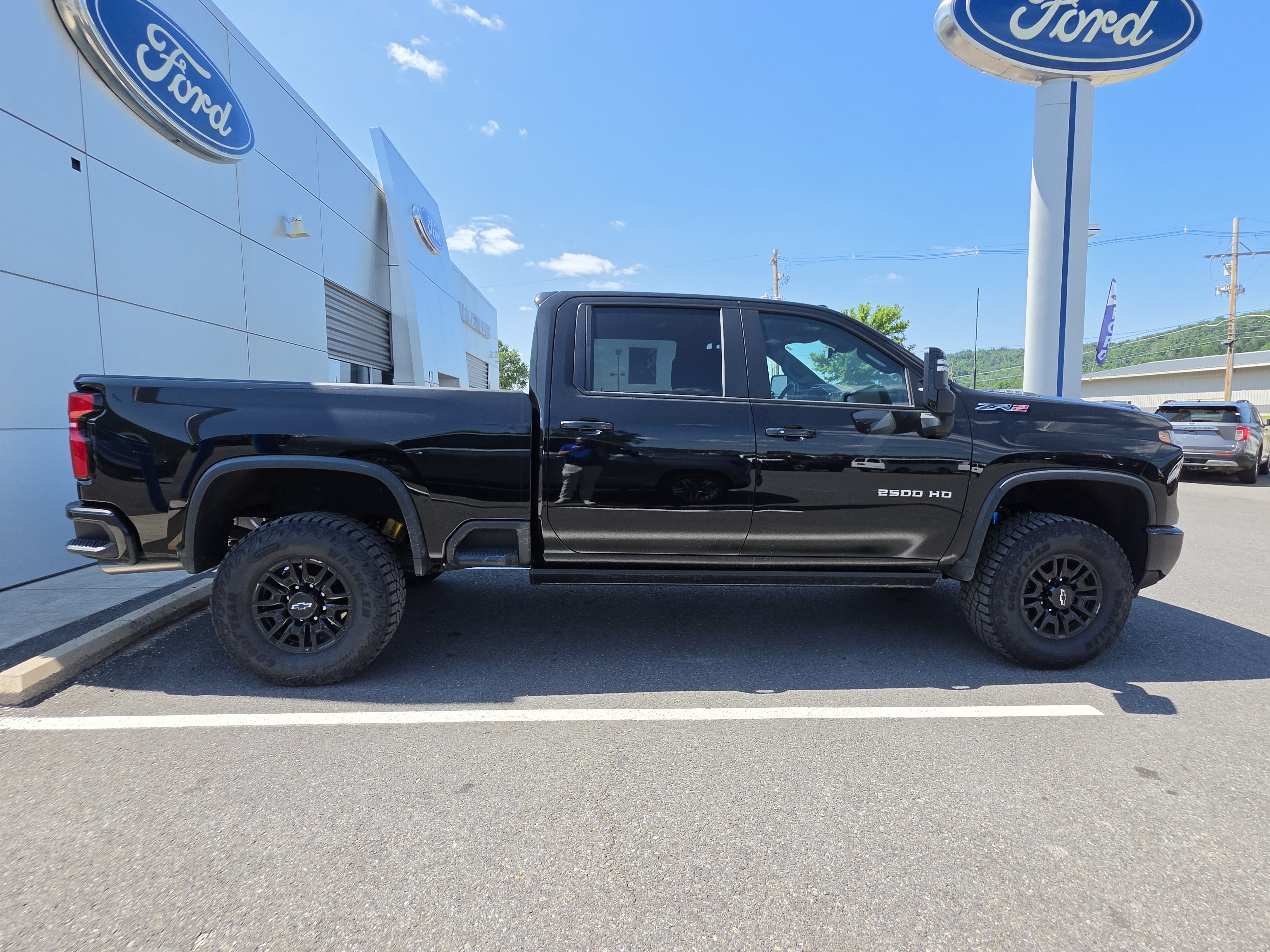 Used 2025 Chevrolet Silverado 2500 ZR2 w/ Technology Package AWD/4WD image 2