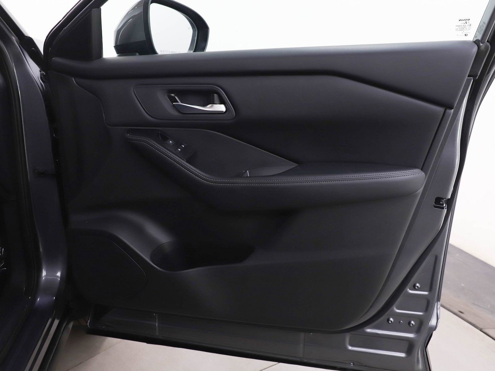 Used 2025 Nissan Rogue SV image 11