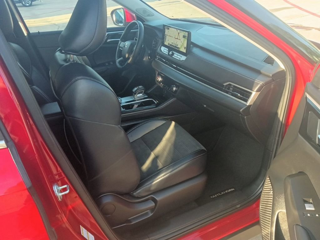 Used 2025 Mitsubishi Outlander SE image 8