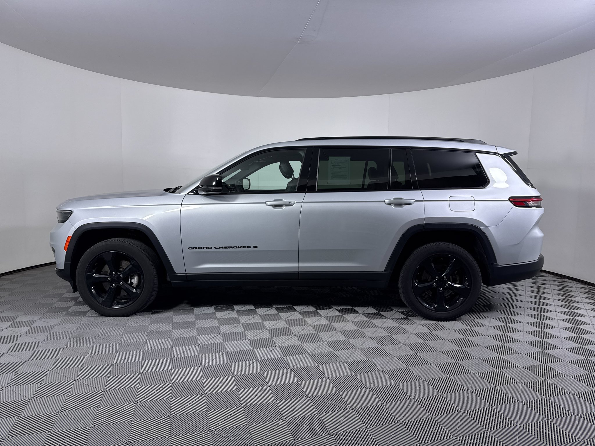 Used 2023 Jeep Grand Cherokee L Laredo AWD/4WD image 14